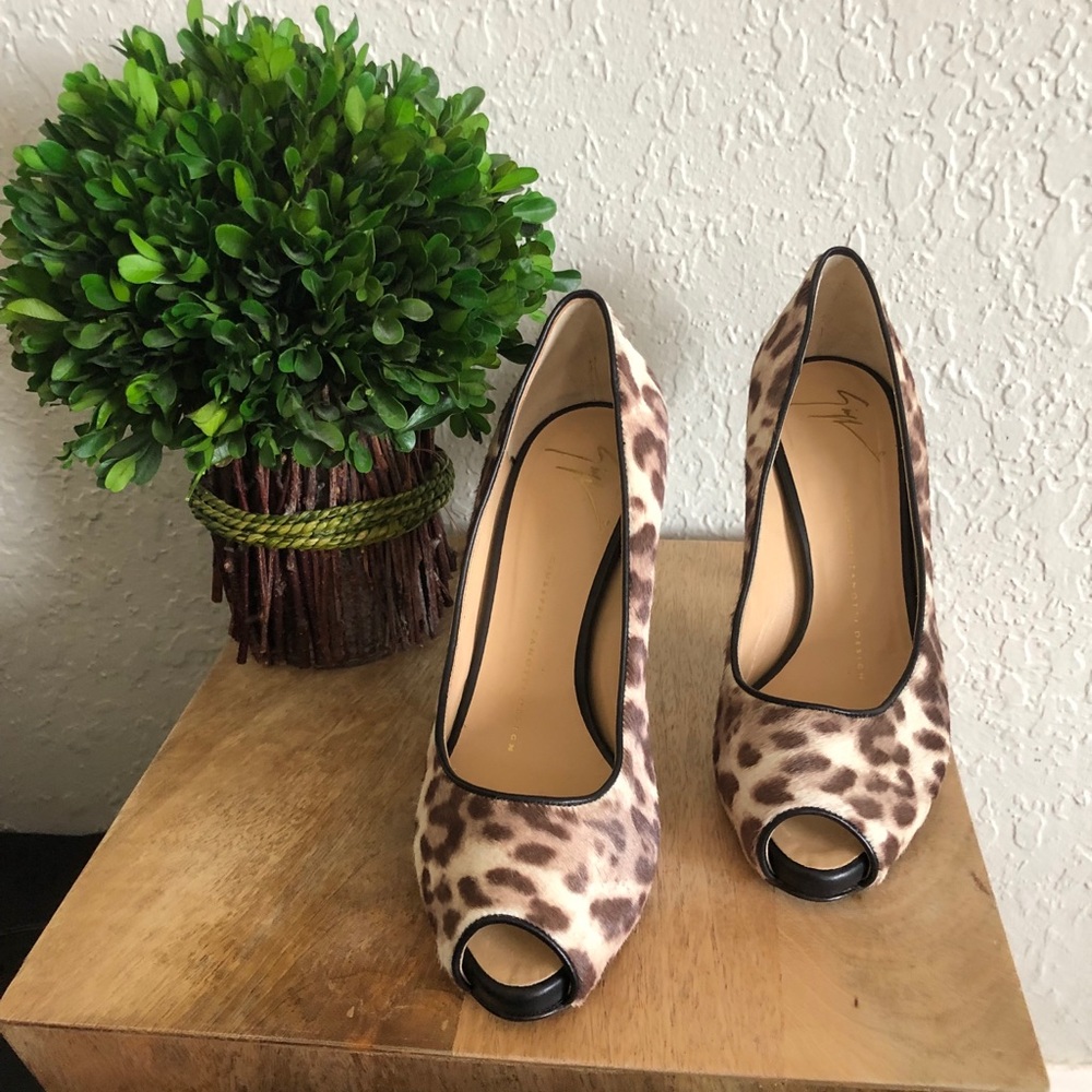 Authentic Giuseppe Zanotti animal print pump